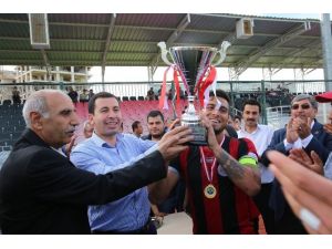 U-19 Ligi Şampiyonu Karaköprü Belediyespor’a Kupasını Baydilli Verdi