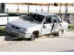 Tekerleği Patlayan Otomobil Kaza Yaptı: 3 Yaralı
