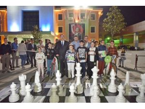 Satranç Şampiyonlarına Ödül