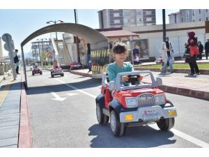 Öğrenciler, Trafik Kurallarını Eğlenerek Öğreniyor