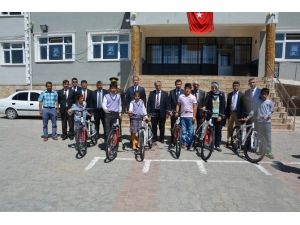 Sağlık Bakanlığı Öğrencilere Bisiklet Hediye Etti