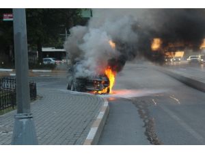 Fatih’te Seyir Halindeki Bir Otomobil Alev Alev Yandı