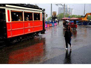 Yağmura yakalanan İstanbullular zor anlar yaşadı