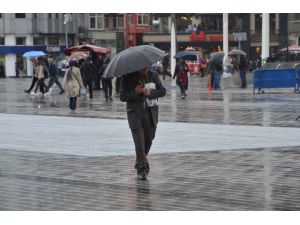 Taksim’de Vatandaşlar Yağmura Hazırlıksız Yakalandı