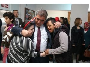 Başkan Özdemir’den Öğrencilere Tablet Bilgisayar