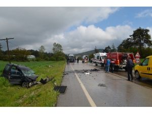 Panelvan İle Otomobil Kafa Kafaya Çarpıştı: 3 Yaralı