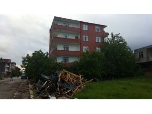 Şiddetli Rüzgar 4 Katlı Binanın Çatısını Uçurdu