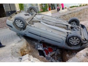 Otomobil Yol Çalışması İçin Kazılan Çukura Düştü: 2 Yaralı
