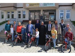 Osmaneli’de 17 İlkokul Öğrencisine Bisiklet Dağıtıldı