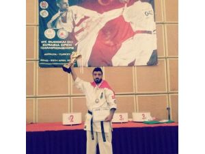 Karatenin Altın Çocuğundan Uluslararası Şampiyonluk