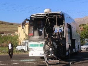 Malatya’da Tır Ve Yolcu Otobüsü Çarpıştı: 4 Yaralı