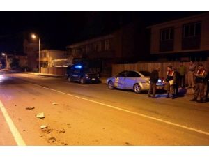 Virajı Alamayan Otomobil Duvara Çarptı: 2 Yaralı