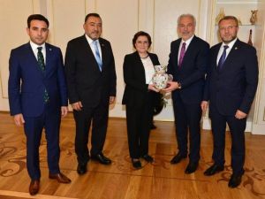 Başkan Ve Milletvekilleri Çevre Ve Şehircilik Bakanı Fatma Güldemet Sarı’yı Ziyaret Etti