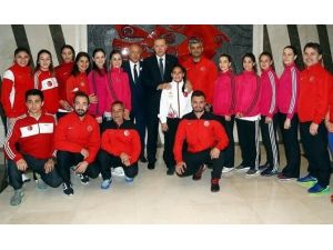 Cumhurbaşkanı Erdoğan’dan Karatecilere Moral Ziyareti