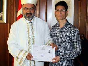 Vietnamlı Ateist Genç Bursa’da Müslüman Oldu