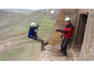 Hakkarili Dağcılar Urartu Kaya Mezarlıklarına Tırmandı