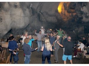 Yerleşik Yabancılar 5 Milyon Yıllık Yalan Dünya Mağarasında Eğlendi