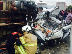 İzmir'de zincirleme trafik kazası: 3 yaralı