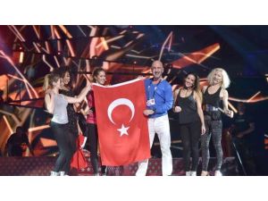 Serhat Hacıpaşalıoğlu, Eurovision sahnesine Türk bayrağı ile çıktı