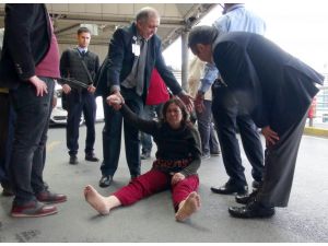 Yabancı uyruklu kadın havalanında sinir krizleri geçirdi