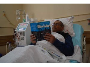 Diyaliz hastaları tedavi boyunca kitap okuyor