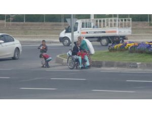 Küçük çocuk dilendi, tekerlekli sandalyedeki babası parayı aldı