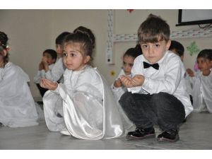 Minik Öğrencilerden Anneler Günü Gösterisi