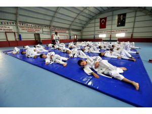 Altınordu'da futbolculara judo eğitimi veriliyor