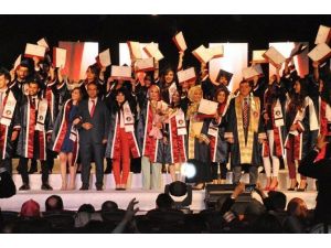 Turgut Özal Üniversitesi 18’inci Dönem Sağlık Mezunlarını Verdi