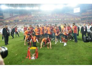 Galatasaray, kupayı Bakan Kılıç ile Başkan Demirören'in elinden aldı