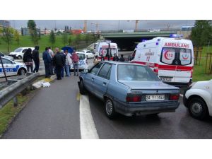 Kaza yerinde inceleme yapan polislere araç çarptı