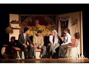 AKM’de “Komşu Köyün Delisi” Tiyatro Oyunu Sahnelenecek