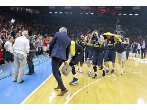 Galatasaray Odeabank-Fenerbahçe maçında olaylar çıktı