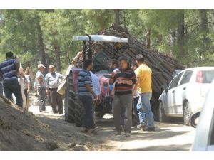 Odun Yüklü Traktör Otomobilin Üzerine Yattı