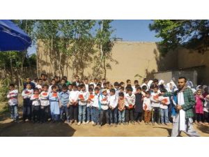 Afganistan’da Yetim Öğrencilere Kırtasiye Yardımı