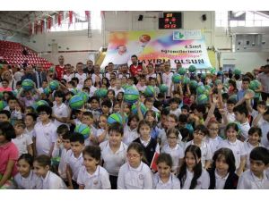 İzmit’te 5 Bin Öğrenciye Basketbol Topu Dağıtıldı