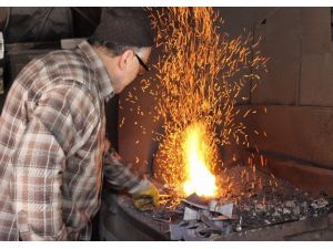 70’lik Demir Ustası 300 Derece Ateşin Başında Demir Dövüyor