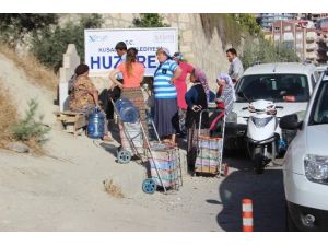 Bir Damacana Su İçin Çeşme Önünde 2 Saat Bekliyorlar