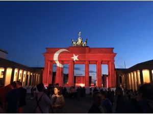 Almanlar, Brandenburg Kapısına Yansıttıkları Ay Yıldızla Terörü Kınadı