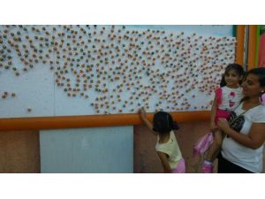 Çocukların bayram şekeri reklam panolarında