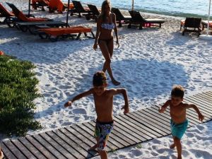 Çağla Şıkel çocuklarıyla Bodrum’da tatil yapıyor