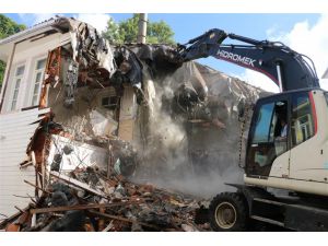 Eyüp'te FETÖ üyelerinin buluştuğu otel yıkıldı