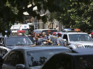 Ermenistan'da karakolu basan silahlı grupla görüşmeler devam ediyor