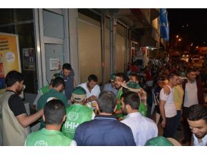 Bitlis İHH’dan darbe teşebbüsüne karşı duran halka etli nohutlu pilav ikramı