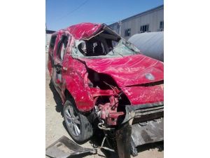 Hafif ticari araç takla attı: 4 yaralı