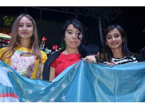 Yurt dışından Türkiye’ye gelen öğrenciler demokrasi nöbetinde