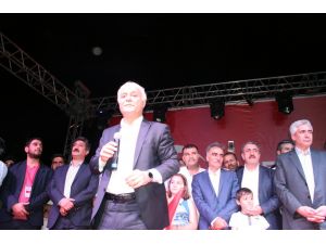 Diyarbakır’da demokrasi nöbetine katılan Hatipoğlu yoğun ilgi gördü