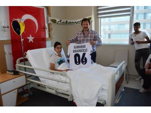 Ankaragücü Başkanı Yiğiner, darbe girişiminde yaralanan taraftarı ziyaret etti