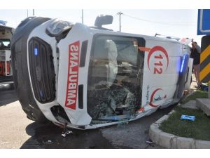 Kaza yaparak devrilen ambulanstan “kör talih” çıktı