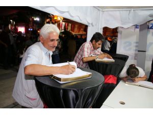 Elazığlılar '15 Temmuz Demokrasi Zaferi Anı Defteri' ile tarihe not düşüyor